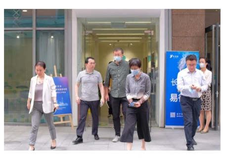 【要闻】上海健康养老集团总裁一行到访易得康_1_meitu.jpg